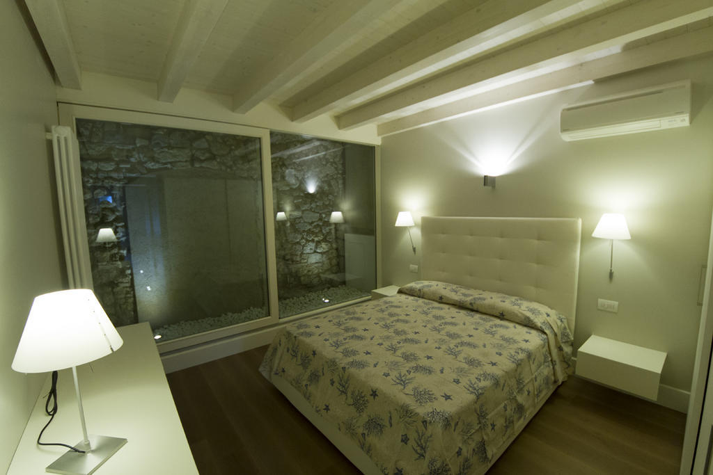 Apartamento La Casa Del Porto Lovere Habitación foto